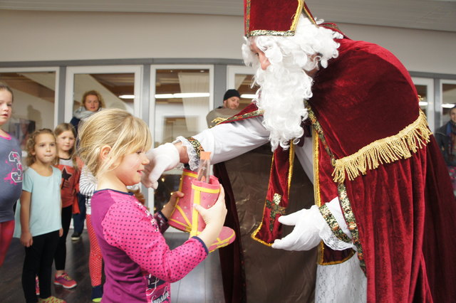 Der heilige Nikolaus ist in den Zwettler Kindergärten gerne gesehen und sehr herzlich willkommen. | Foto: Zellinger