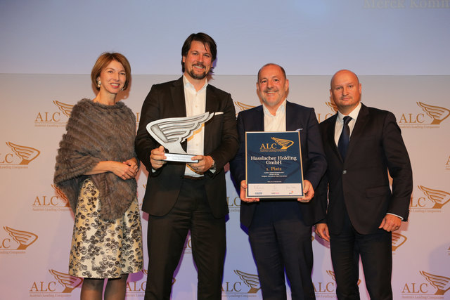 Auszeichnung International 1. Platz: (v.l.) Landeshauptmann-Stv. Gaby Schaunig mit Sieger Christoph Kulterer, Eigentümer von Hasslacher Holding, Hasslacher-Geschäftsführer Franz Meliessnig und PwC-Direktor Dietmar Stefan | Foto: KK/Günther Peroutka / „Die Presse“