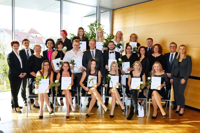 Die 17 Absolventen der Schule für Gesundheits- und Krankenpflege Schärding mit ihren Gratulanten. | Foto: gespag