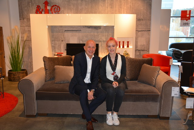 Martin Lackner, Hausleiter XXXLutz, und Lehrling Kerstin Marek. | Foto: Werilly