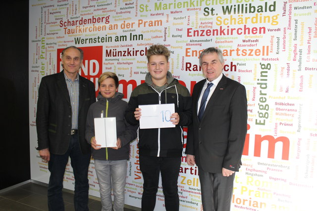 Das sind die Gewinner des diesjährigen Lehrlingsmesse-Gewinnspiels: Leon Kronschnabl aus Vichtenstein besucht die NMS Esternberg und darf sich über ein Apple-IPad freuen. Der St. Rominger Moritz Schmidseder von der NMS Münzkirchen bekam ein Tablet der Marke acer. Johann Froschauer und Alois Ellmer von der Wirtschaftskammer Schärding überreichten in der Redaktion der BezirksRundschau (Kooperationspartner der Lehrlingsmesse) die vorzeitigen Weihnachtsgeschenke.