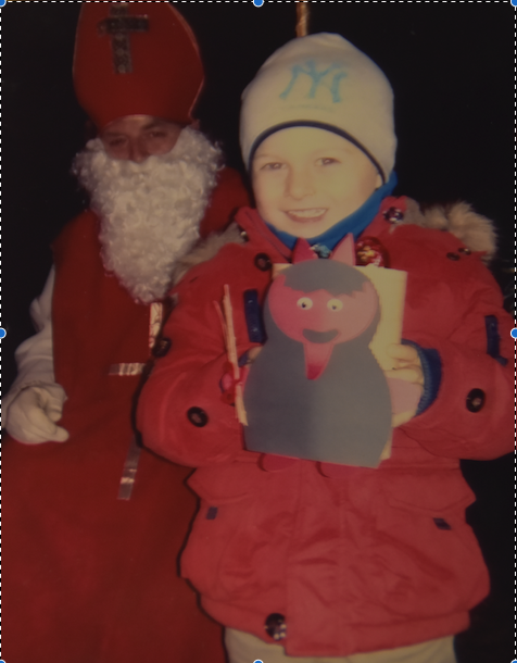 Besuch vom heiligen Nikolaus im Kindergarten Schrattensteingasse: Tobias freut sich über sein Sackerl.