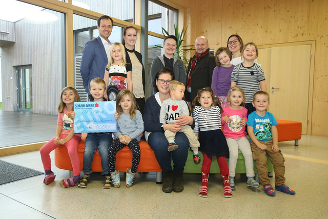 Von links: Christoph Eiber (Obmann Plattform Marchtrenker Wirtschaft), Jennifer Brandstätter (Obmann-Stv. Plattform Marchtrenker Wirtschaft), Anita Penzenstadler (Feature Marchtrenk), Thomas Harrer (sWohnfinanz), Kathrin Leitner (Kindergarten 5). Mitte: Helga B. mit Manuels Zwillingsbruder Alexander.