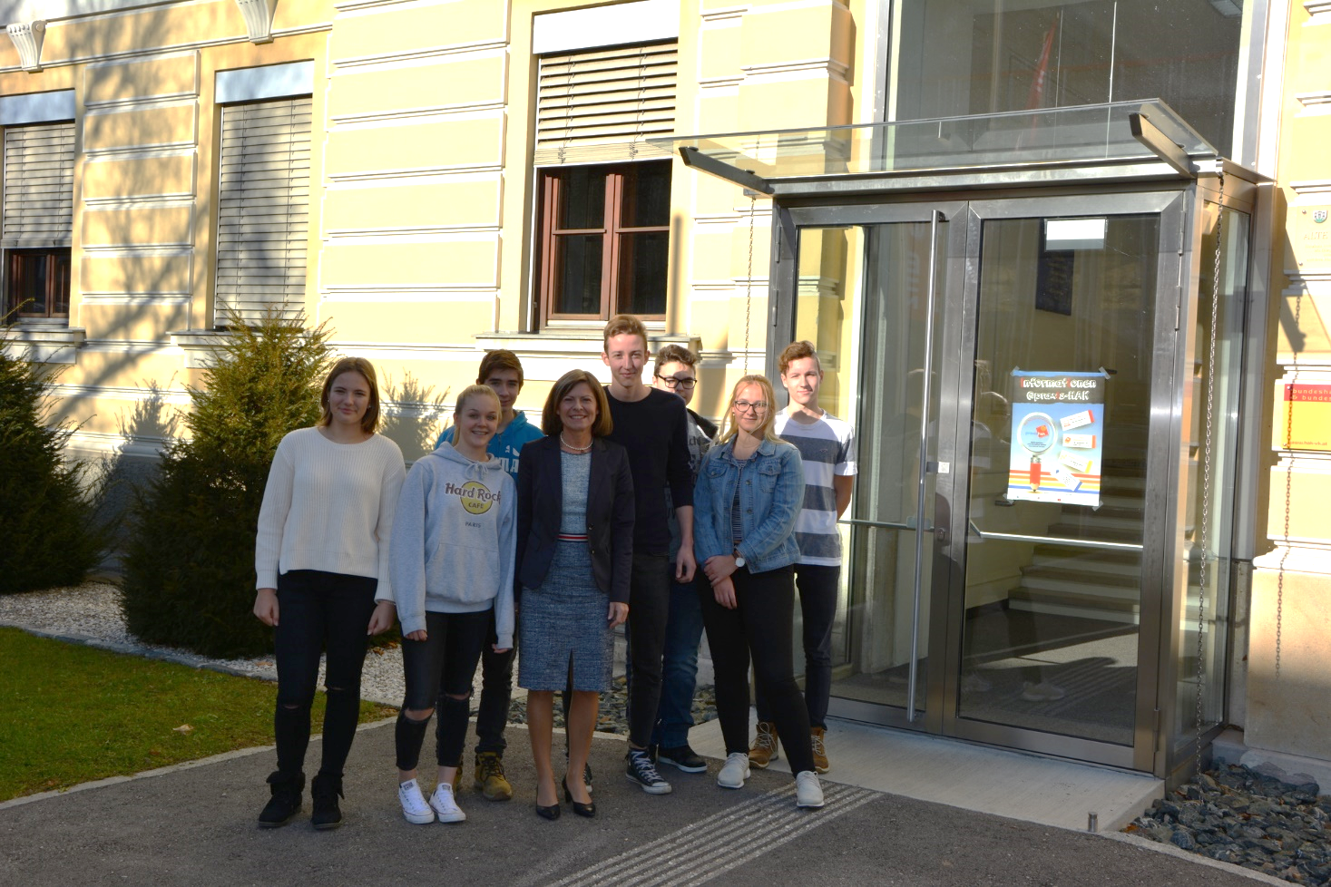 Schüler der ersten Klassen mit Direktorin Michaela Graßler und Schulsprecher Johannes Hobel (Bildmitte)