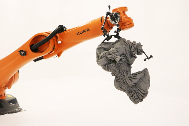 Ein tanzender Roboter ist in der Sonderschau im Textilen Zentrum zu sehen. | Foto: Sara Kickmayer