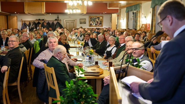 Volles Haus im Schardenberger Kirchenwirt bei der Präsentation: 200 Heimatbücher hat die Gemeinde an diesem Abend verkauft. | Foto: Christian Bauer