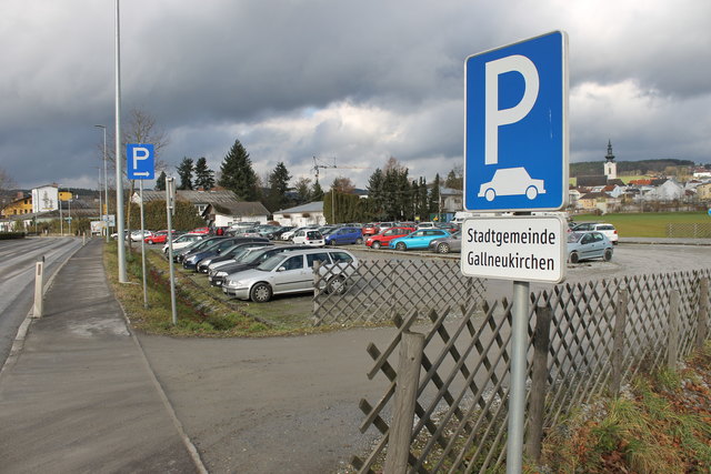 Für die rund 115 Parkplätze des Landes OÖ gegenüber der Riepl Fleischmanufaktur fehlt die Umweltverträglichkeitsprüfung.