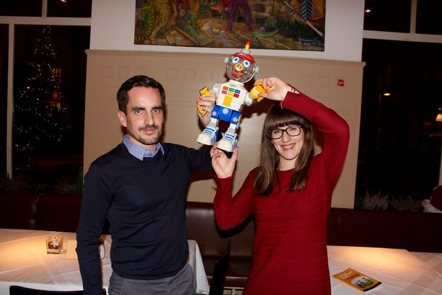 Michael und Andrea Nikowitz mit ihrem 20 Jahre alten Spielzeugroboter - in ihrem Buch geht es um "richtige" Roboter und Wissenschaft