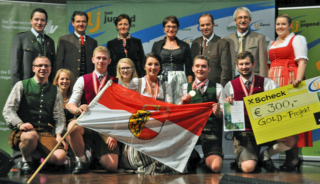 Gold für das Projekt der Landjugend Bezirk Flachgau: 1. Reihe stehend v.l.n.r: Bundesleiter der LJÖ Martin Stieglbauer, Abg.z.NR, StR Mag. Peter Weidinger, Vizepräsidentin der LK Stmk Maria Pein, LHStv.in Dr.in Beate Prettner, Präsident der LK Ktn ÖR Ing. Johann Mößler, Kammeramtsdirektor der LK Ktn DI Hans Mikl, Bundesleiterin der LJÖ Julia Saurwein; 2. Reihe kniend v.l.n.r: Matthias Huber, Julia Kaserer , David Schitter, Franziska Niederreiter, Sandra Kühleitner, Matthias Mösl, Markus Aigner