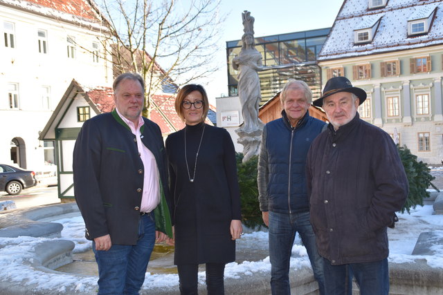 Am Feldkirchner Hauptplatz: Bürgermeister Martin Treffner, Andrea Pecile, Erhard Blaßnig und Heinz Eichler (v.li.) | Foto: Friessnegg