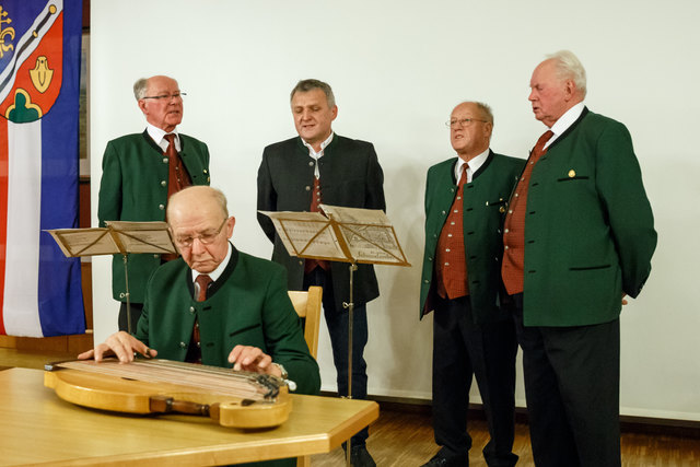 Der Schardenberger Viergesang trug "Das Schardenberger Lied" bei der Heimatbuchpräsentation vor. | Foto: Christian Bauer
