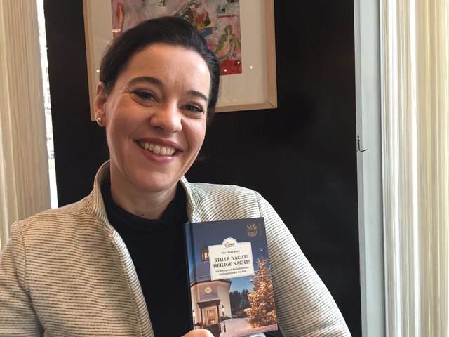 Franziska Lipp mit ihrem Büchlein