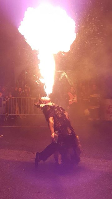 Feurig schöne Show. Einige Krampusse bliesen Feuerfontänen in die Luft. | Foto: KK