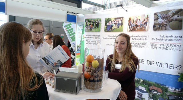 Im Rahmen von Berufs- und Bildungsmessen (hier: die BIM Salzburg) wurden in den letzten Wochen die Ausbildungswege der HLW Bad Ischl vorgestellt. Alle ernteten großes Interesse, nicht zuletzt auch der brandneue Aufbaulehrgang SOZIALMANANGEMENT, der nur in Bad Ischl angeboten werden darf. | Foto: HLW Bad Ischl