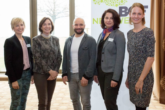 GKK Bereichsdirektorin Dr. Helga Kerschbauemer (2. v.l.) mit den Referenten Carmen Goby (r.außen), Christian Schweiger (Mitte) und Mitarbeitern der GKK | Foto: foto-knaus.at