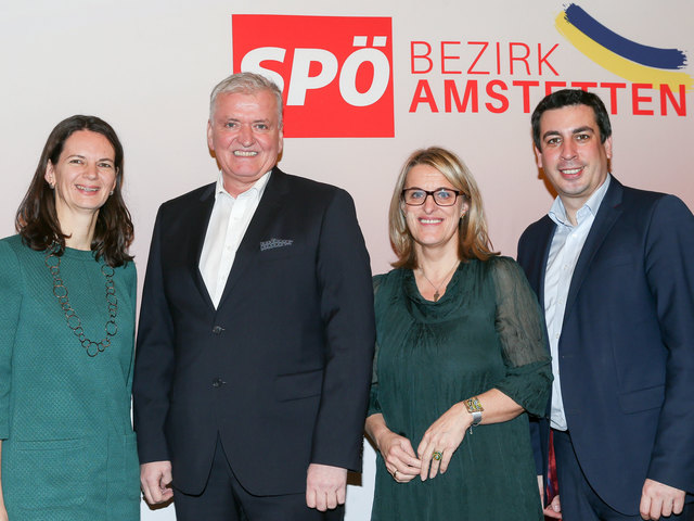 ©Hannes Draxler (v.l.n.r.): Spitzenkandidatin Bürgermeisterin Mag.a. Kerstin Suchan-Mayr, Landesparteivorsitzender Landesrat Franz Schnabl, Nationalratsabgeordnete Bezirksvorsitzende Ulrike Königsberger-Ludwig und NÖ-Programmkoordinator Landtagsabgeordneter Dr. Günther Sidl.