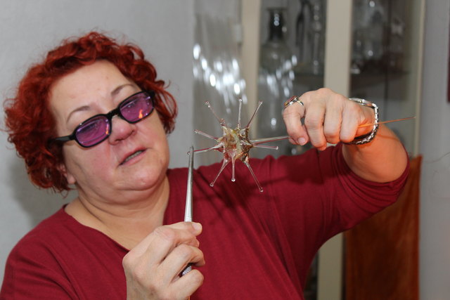 Renate Prehal mitten in der Arbeit für einen Weihnachtsschmuck aus Glas | Foto: Lederer