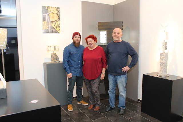 Renate und Fritz Prehal mit ihrem Son Jan, der das Entstehen einer Glasperle zeigt. | Foto: Lederer