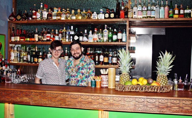 Die Brüder Arik (26, l.) und Matty (30) zaubern bis zu 200 verschiedene Cocktails.