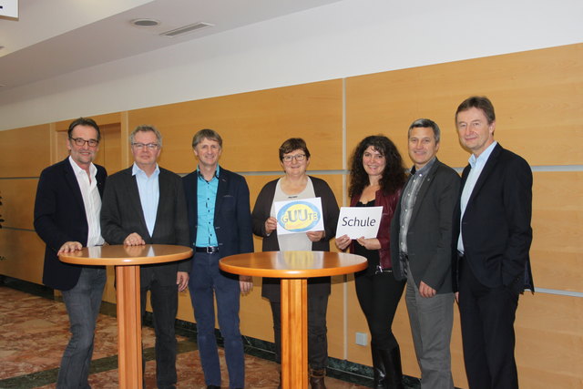 Die Direktoren der GUUTE-Schulen von links: WKO-Obmann Reinhard Stadler, Harald Höchtel, Josef Enzenhofer, Rosa Felhofer, Elfriede Draxler, Herbert Panholzer, WKO-Leiter Franz Tauber