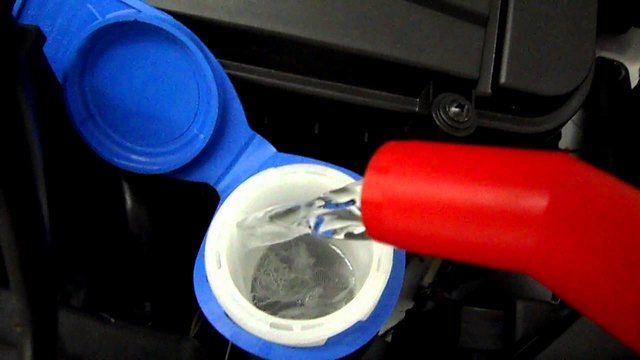 Unbedingt Frostschutz in den Scheibenreiniger!