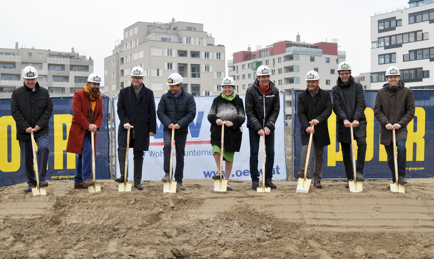 (v.l.n.r.): DI Alfred Vandrovec / Porr, Arch. Friedrich Passler / Alles Wird Gut, Arch. Daniel Bammer / Riepl Kaufmann Bammer, DI Rudolf Stürzlinger / Delta Projektconsult GmbH, Ursula Lichtenegger / Bezirksvorsteherin, Gerhard Kubik / Gemeinderat, Andreas Reittinger / GF ÖVW, Arch. Benni Eder / Studio UEK, DI Martin Scheiflinger / ÖBB