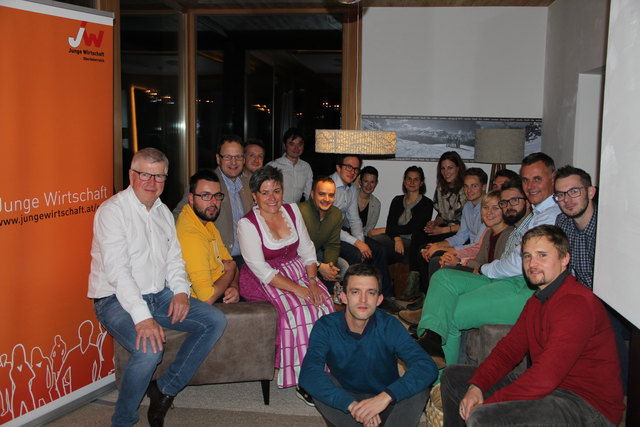 Wilhelm Geisbauer, MSc (reteaming int. Institute), Martin Ettinger (WKO Gmunden Bezirksstellenobmann), Markus Stockmaier (JW Gmunden Bezirksvorsitzender), Karl Platzer (JW Almtal Vorsitzender), Robert Oberfrank (WKO Gmunden Bezirksstellenleiter) mit den JW Mitgliedern | Foto: JW Gmunden