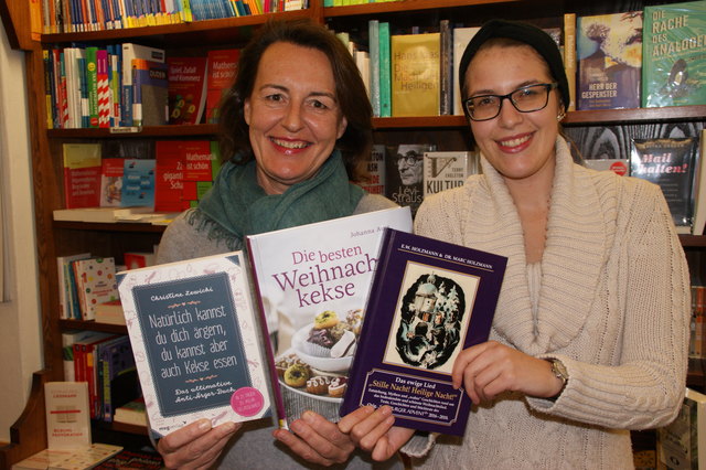 Roswitha Fuchs und Tatjana Tholo von der Buchhandlung Höllrigl bieten den Lesern ein Potpourri an Weihnachtsliteratur.