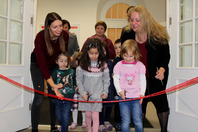 Kinder nach vorne! Sie dürfen gemeinsam mit Daniela Covchlár (MA 10, re.) das rote Band bei der Eröffnung zerschneiden