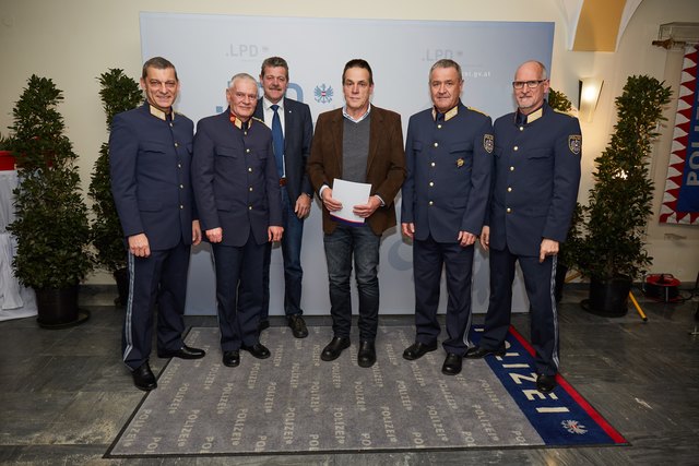 LPD Mag. Helmut Tomac, BPK Obstlt Werner Hauser, Bezirkshauptmann Dr. Markus Maaß, GrInsp i.R. Paul Öttl, GenMjr Norbert Zobl, HR Dr. Edelbert Kohler (v.l.). | Foto: Landespolizeidirektion Tirol, Bernhard Gruber