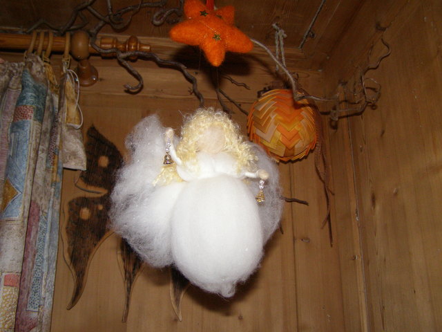 Watteengelein; im Haus und an den Fenstern wird weihnachtlich geschmückt, ein Zimtduft liegt in der Luft, das ist der Zauber, draußen schneits, draußen schneits, das ist der Zauber, die Eisblumen an den Fenstern, das ist der Zauber, Leben und stark sein, das ist der Zauber, er ist in mir, er ist in uns allen.