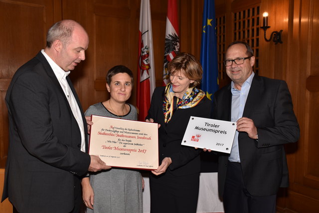 Von links Museumsleiter Lukas Morscher, Projektkoordinatorin Renate Ursprunger, Bgmin Christine Oppitz-Plörer und Benno Erhard von der Landeskulturabteilung, der in Vertretung der verhinderten LRin Beate Palfrader den Preis überreichte.