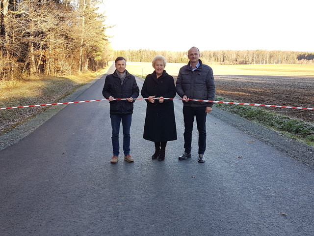 Helmut Kopeszki, Verena Dunst und Wolfgang Weingrill (von rechts) gaben die sanierte Straße symbolisch für den Verkehr frei.﻿ | Foto: SPÖ