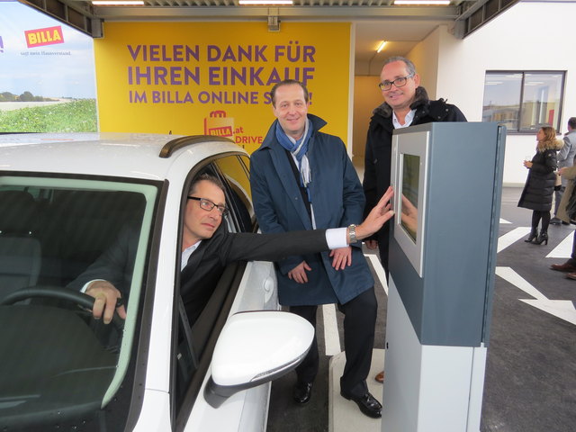 Billa-Vorstände Robert Nagele und Josef Siess demonstrieren das einfache und bequeme Einkaufen über den neuen Drive-in-Schalter.