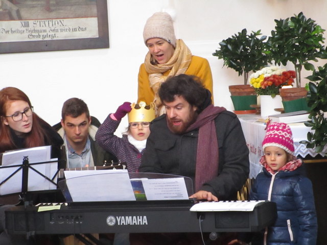 Jakob Mokoru mit Frau Anna und seinen beiden Mädchen und Musikbegleitung aus Wolfsberg.