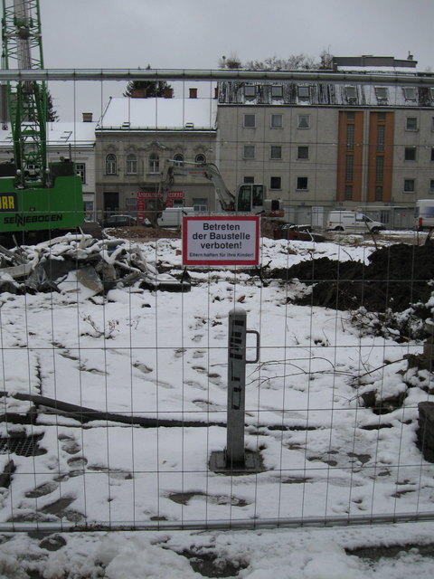 Schilder weisen die Bewohnerinnen auf das Betretungsverbot hin