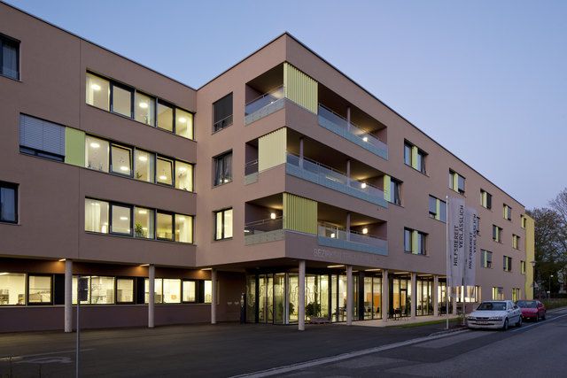 Schon jetzt ist kein Platz mehr frei in einem Alten- und Pflegeheim im Bezirk Schärding. Das Alten- und Pflegeheim in der Ernst-Fuchsig-Straße in Schärding wurde im Juli 2015 eröffnet. Das neue in der Tummelplatzstraße wird nicht vor 2021 in Betrieb gehen. | Foto: SHV