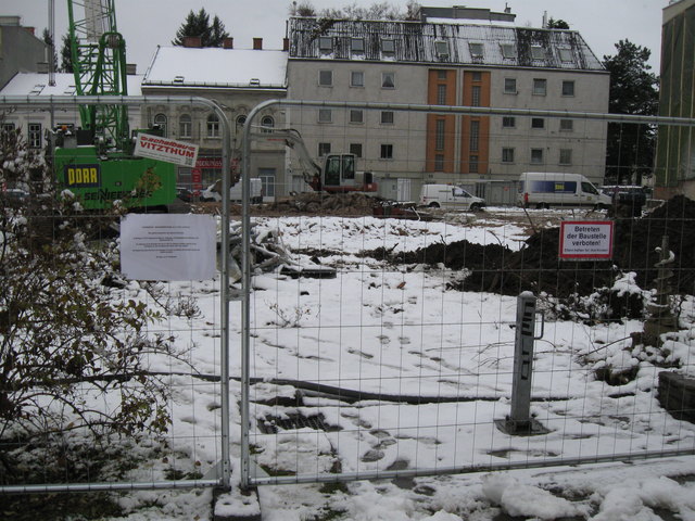 Hier Endet der Weg der Bewohnerinnen nun, dirket hinter der Baustelle befindet sich die Hetzendorfer Straße