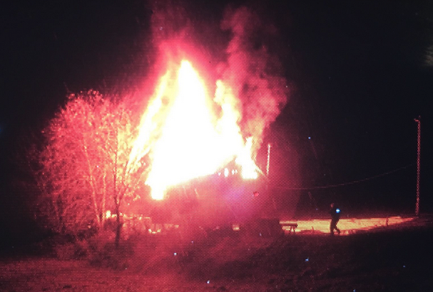 Die Holzhütte stand bein Eintreffen der Feuerwehren bereits in Vollbrand.