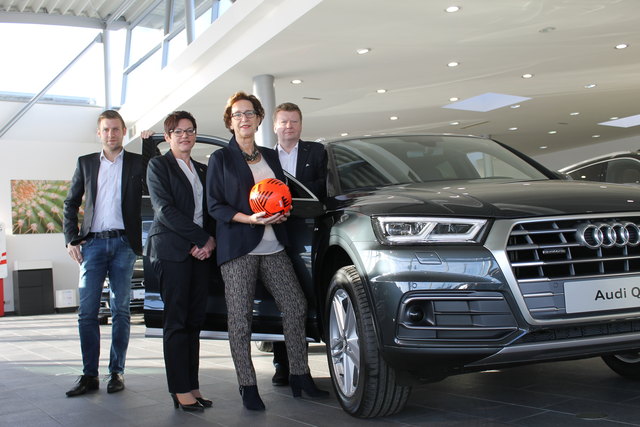 Hallenfußball vom Feinsten versprechen Organisation und Sponsoren: Wolfgang Klimesch (Porsche Steyr), Geraldine Ingram (Steyr Traktoren), Ingrid Weixlberger (SK Amateure Steyr) und Jürgen Wurz (Porsche Steyr; v. l.). | Foto: Auer