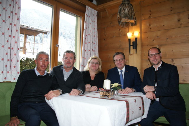 Erster Tourismus-Stammtisch in Landeck: LH Günther Platter mit Fachgruppenobmann Mario Gerber (re.), Birgit Bouvier, Alexander von der Thannen und Luis Kröll (li.) im Austausch.