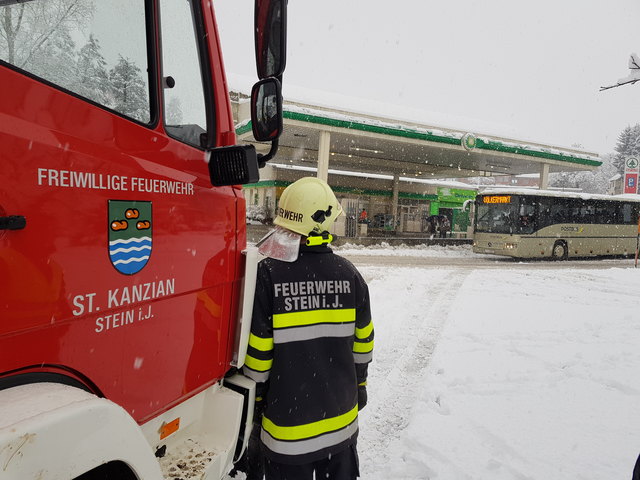 Bei einem Wendemanöver blieb der Bus stecken. Die Feuerwehr half mit einer Seilwinde | Foto: FF Stein im Jauntal