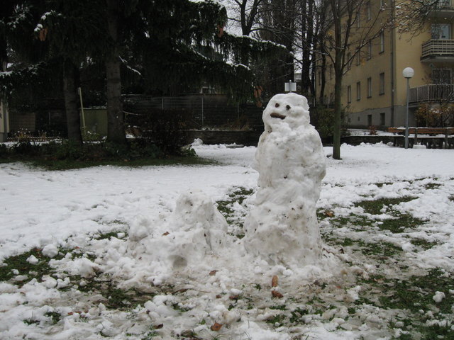 Manche Bewohner erfreuen sich trotz des unvermeidbaren Umwegs am ersten Schnee