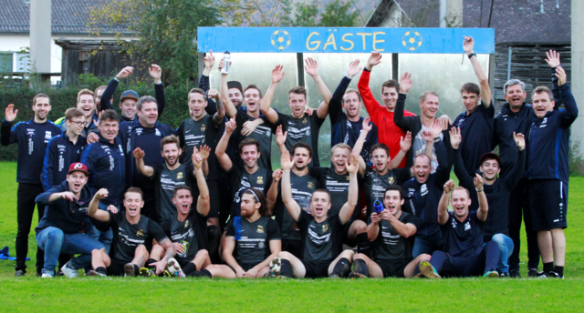 Der FC Aschach Steyr feiert den souveränen Gewinn der Herbstmeisterschaft. Mit elf Siegen aus ebenso vielen Spielen überwintert man an der Tabellenspitze. | Foto: Gabriel Sieghartsleitner