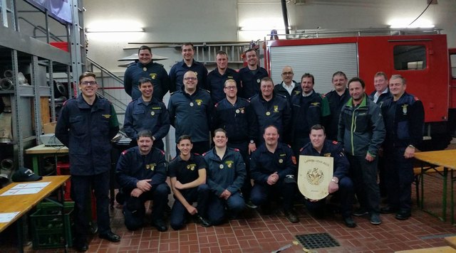 Roland Poiss, René Bauer, Christian Poiss, Gerald Poiss und Bezirksfeuerwehrkommandant Erich Dangl
Mittler Reihe, v.l.: Markus Grossauer, Stefan Neunteufel, Manuel Steininger, Jürgen Poiss, Markus Hinker, Jochen Miniböck, Abschnittskommandant-Stv. Herbert Schagginger; vordere Reihe, v.l.: René Miniböck, Christoph Kitzler, Bernhard Glaser, Daniel Reisinger, Erwin Vogler, René Steininger, Klaus Tannhäuser, Ehrenkommandant Bruno Kugler. | Foto: Alle Fotos: FF Großpertholz, Erwin Vogler und Erich Dangl