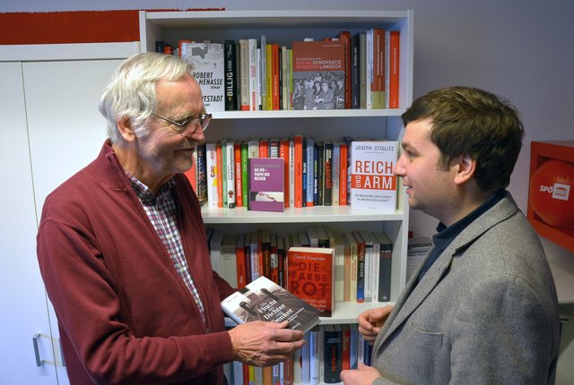 SP-Bezirkschef Benedikt Lentsch mit dem „geistigen Vater“ der SP-Politbibliothek: Manfred Weiskopf. | Foto: © SPÖ Landeck
