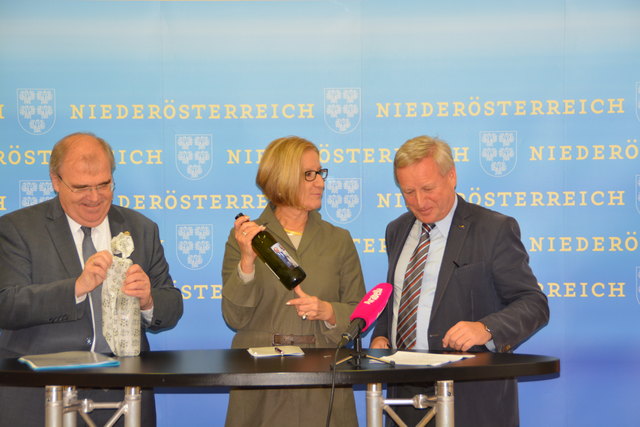 Bürgermeister Labenbacher (rechts) überreichte Geschenke.