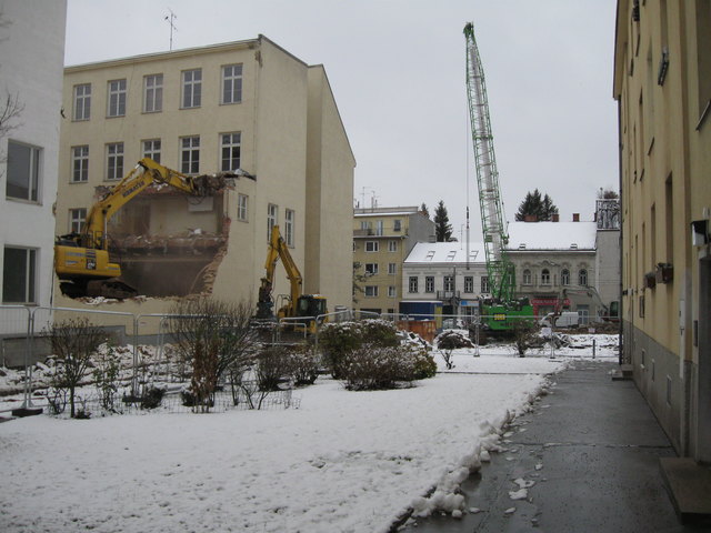 Blick aus dem Gemeindebau auf die Baustelle wo sich der Durchgang befand