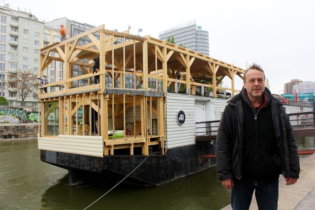 Noch im April bauten Gerold Ecker das Badeschiff um.