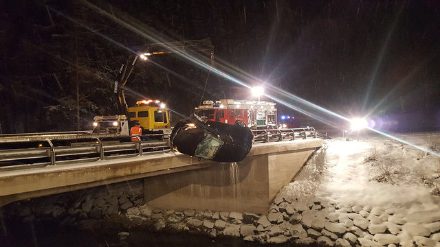 Der 22-jährige Lenker wurde bei dem Absturz nur leicht verletzt. | Foto: ZOOM.TIROL